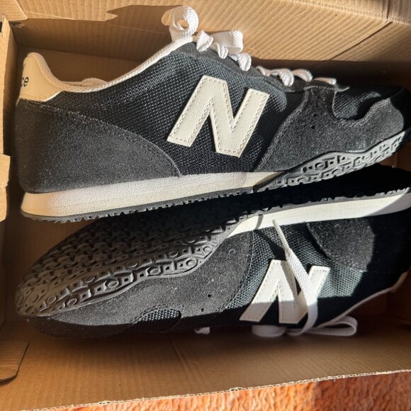 New Balance Classic Sneakers, Men's Size 10, Black & White, ML501KW - Picture 4 of 11